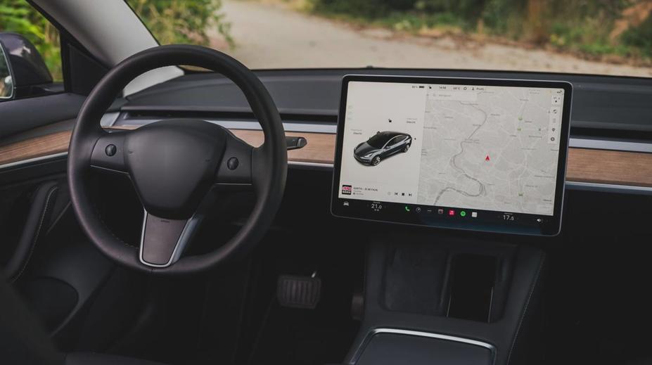 Lidé si stěžují na displeje v autech. Vrátí se někdy mechanická tlačítka?
