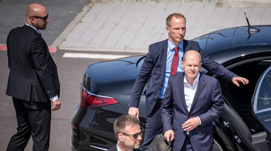 Trapas pro ochranku německého kancléře: Scholze objal zdrogovaný muž