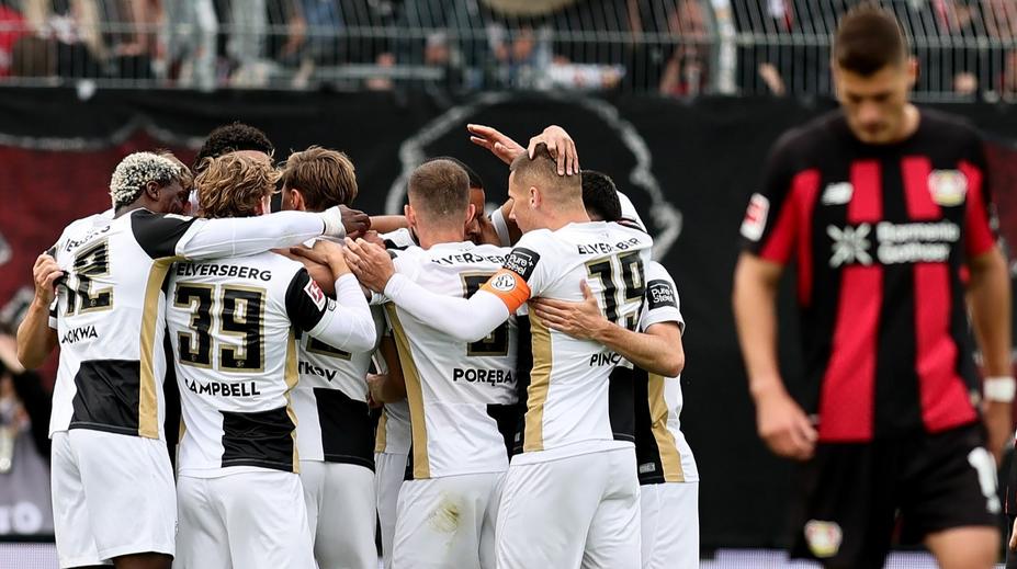 Schick skóroval, ale Leverkusen padl. Nováček Bundesligy šokoval při premiéře