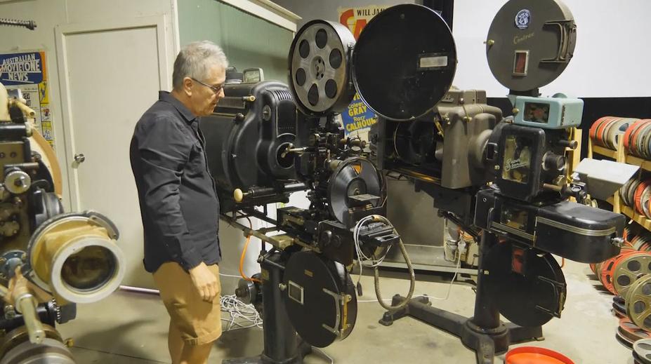Návrat k němým filmům. Nadšenec přivedl zpět k životu sbírku retro projektorů