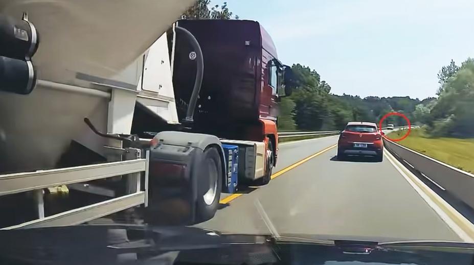Kamioňák problikal policisty, pak je předjel přes plnou. Pokuta je směšná, tvrdí kritici