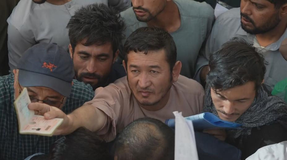 Tisíce lidí se stále snaží dostat z Afghánistánu. Bojí se Tálibánu