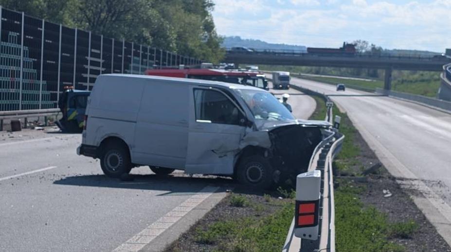 Dálnice D48 byla uzavřená. Srazila se tři auta, policie odkláněla dopravu
