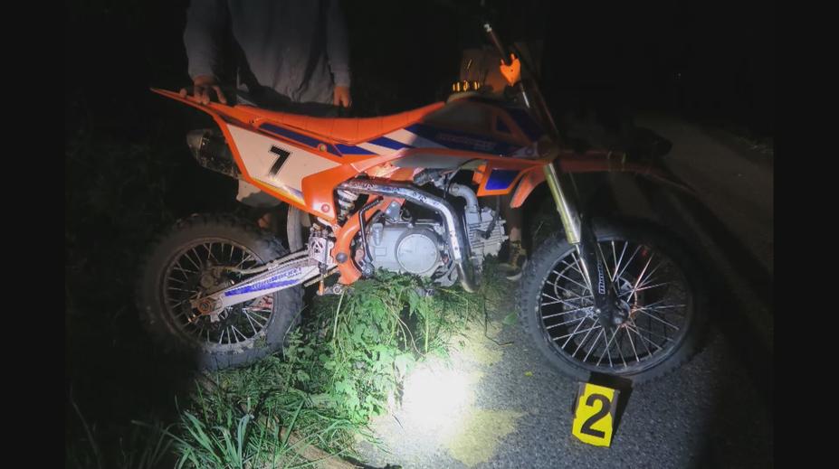 Náctiletí bourali na motocyklu, opilá dívka strčila nohu do výpletu kola