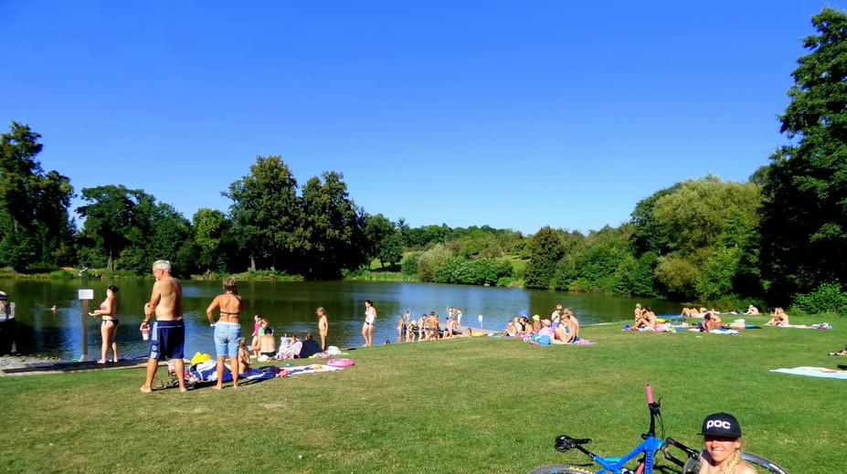 Monínec nabízí krásný bikepark i jezero. A to jen hodinku od Prahy!