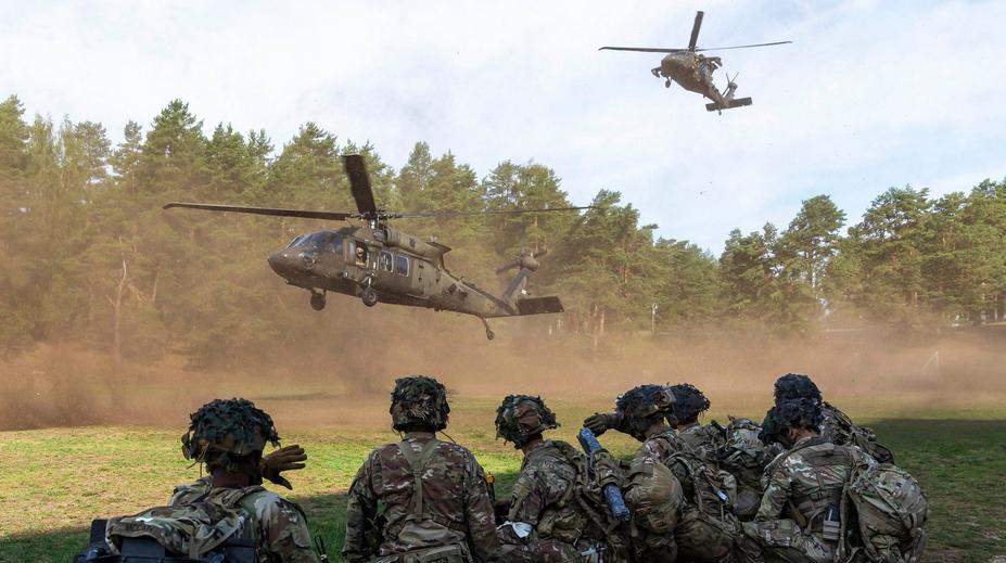 Země NATO přesouvá armádu. Klíčová brigáda míří k hranicím s Ruskem