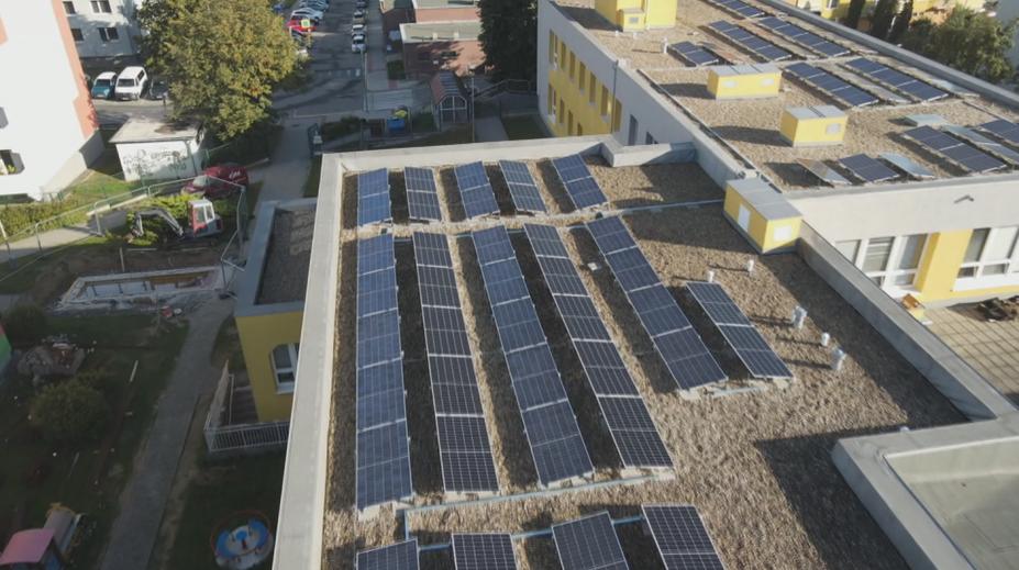 Střechy škol a školek v Jihlavě zaplňuje fotovoltaika. Město ročně ušetří statisíce