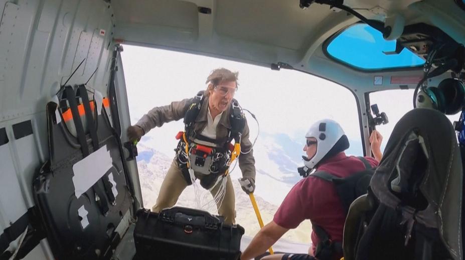 Tom Cruise má jedinečný rekord. Šestnáctkrát skočil s hořícím padákem