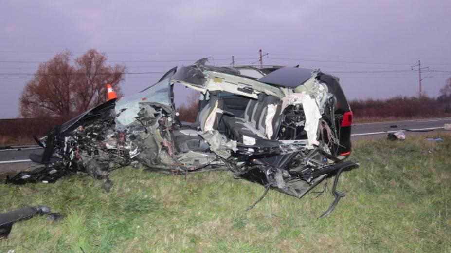 Řidič volkswagenu vjel pod kola kamionu. Na místě zemřel
