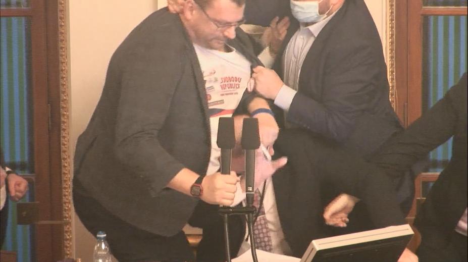 Rvačka ve Sněmovně! Poslanci se poprali za řečnickým pultíkem