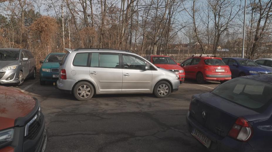 Řidiči u pardubické nemocnice hledali místo i hodinu. Pomůže 70 nových míst