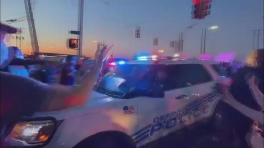 Policejní auto projelo davem demonstrantů. Nejméně 12 zraněných
