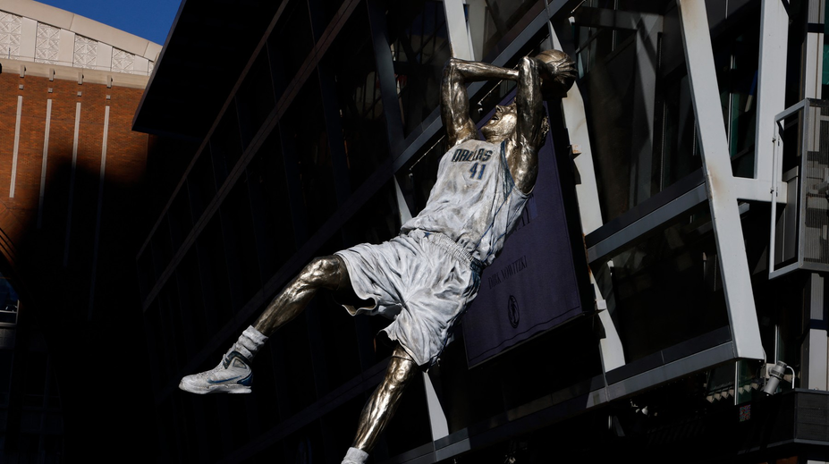 Pocta pro legendu Dallasu Mavericks. Před stadionem jí postavili sochu