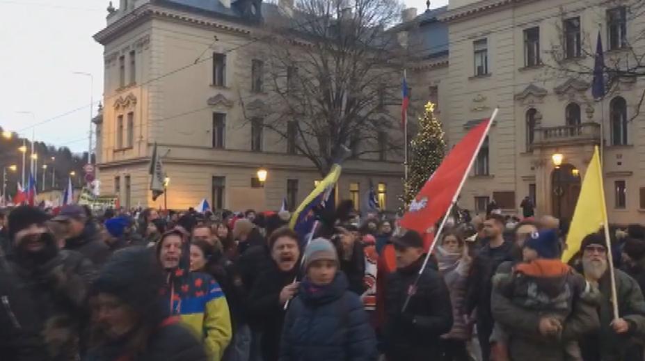 Chyběly roušky i rozestupy. V Praze se kvůli povinnému očkování sešly tisíce lidí