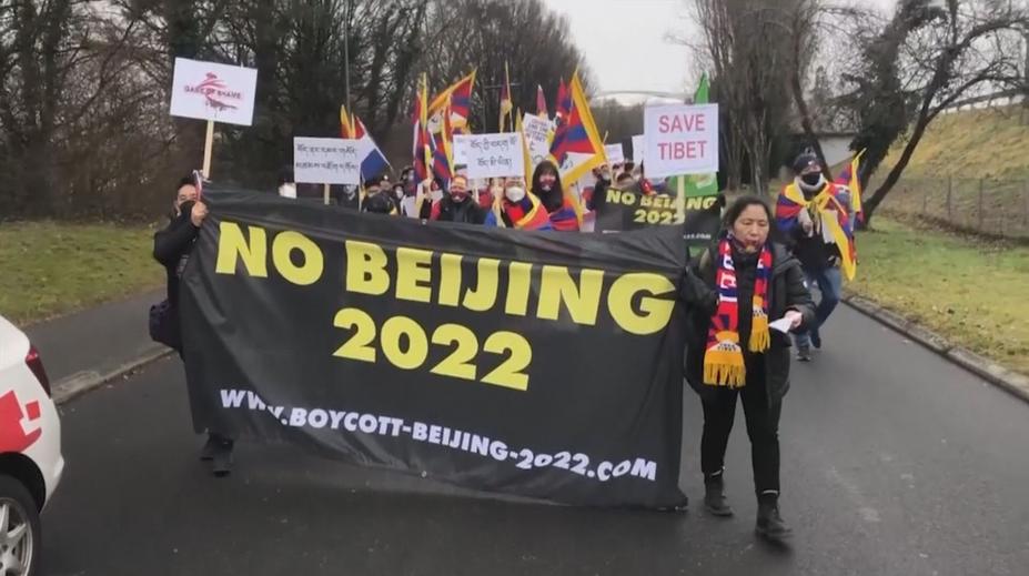 Ve světě se konají protesty proti olympiádě v Číně. Lidem vadí chování země
