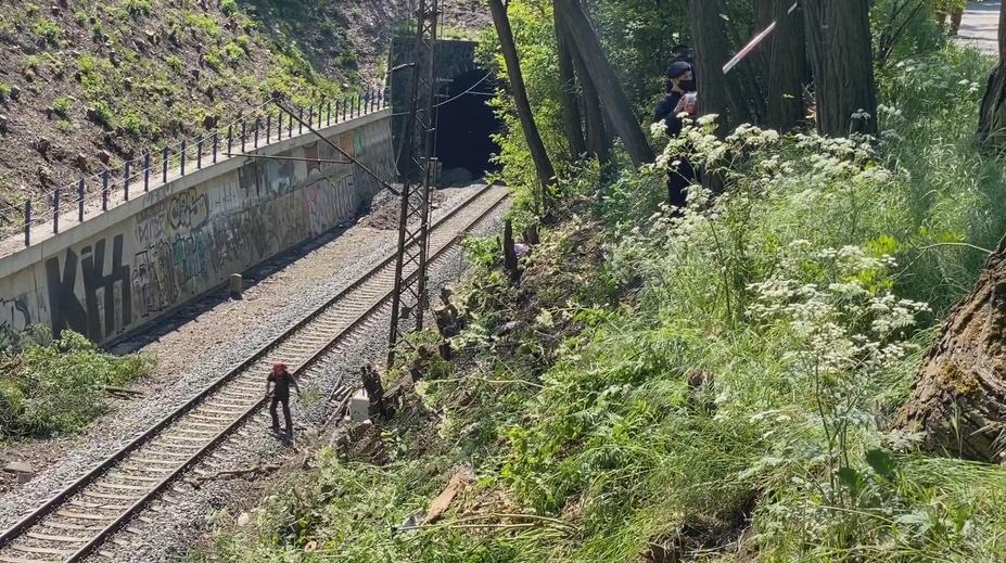 Policie vyrazila do Hrdlořez, na svahu u tunelu někdo našel kosti!