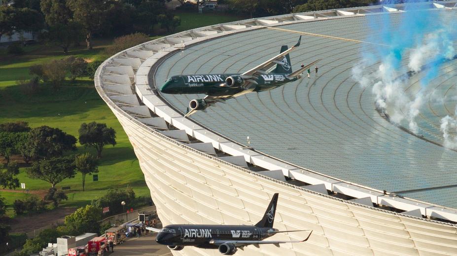 Šílený průlet nad stadionem. Letadla minula střechu o pouhých 12 metrů