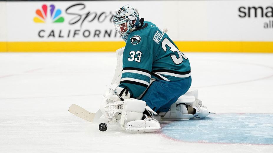 Šílené chyby brankáře potopily Sharks. Obejmeme ho a jdeme dále, hájí jej kouč