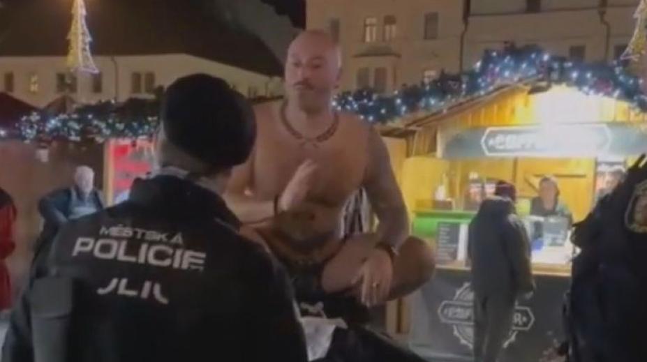 Muž v Plzni se obnažoval na ulici. Je demokracie, hájil se před strážníky