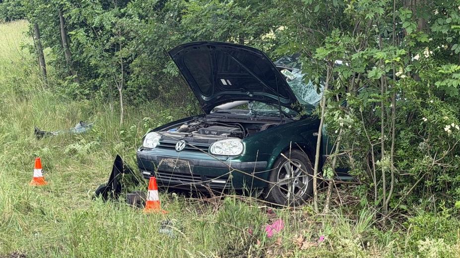 Vážná nehoda na Královéhradecku. Tři zranění, pro mladou ženu letěl vrtulník