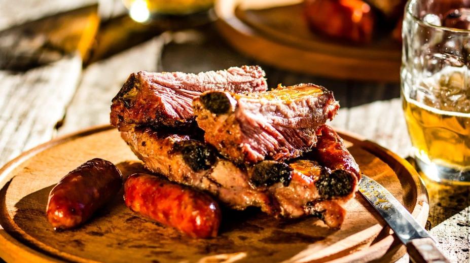 Grilování a barbecue není to samé. Víte, jaký je rozdíl?