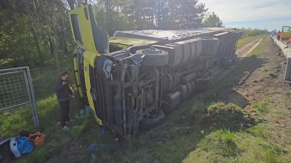 Na D1 havaroval kamion a skončil v příkopu. Vyprošťování trvalo celé dopoledne