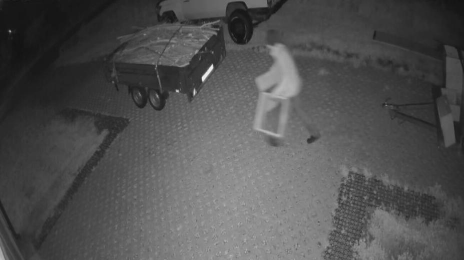 Zloděj kradl části včelích úlů. Kamera ho zachytila přímo při činu