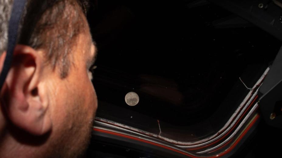 Dojemný moment mise Artemis II. Astronaut pojmenoval kráter po zesnulé manželce