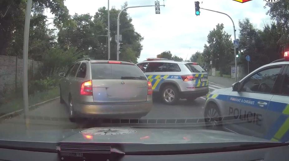 Perfektní spolupráce: Řidič ani nedostal šanci policistům ujíždět