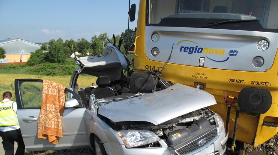 Auto jelo vedle vlaku, pak náhle pod něj. Řidič srážku nepřežil!