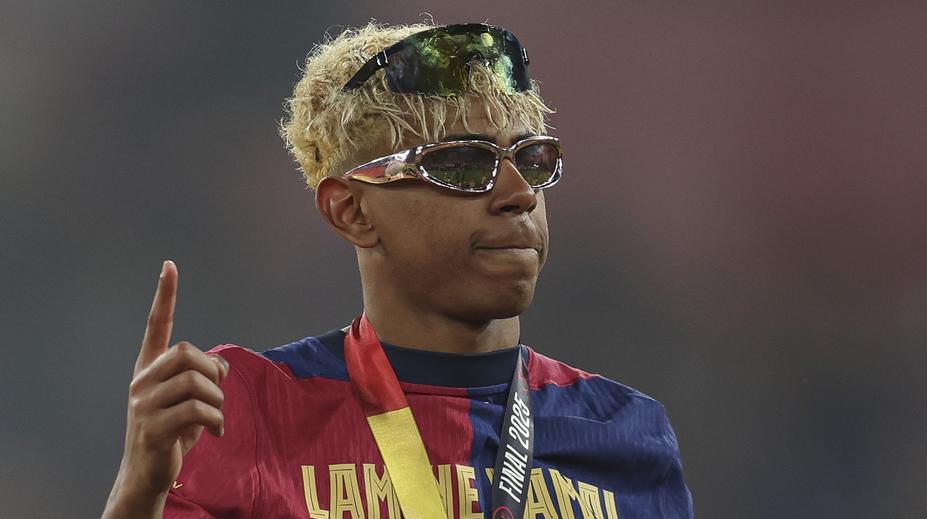 Z Yamala bude chlap. Fotbalista chystá velkou oslavu, dorazit má i Hamilton
