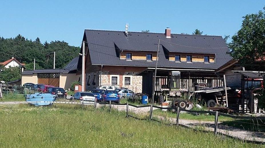 Tragédie v Hudlicích: Muž nejdřív vraždil, pak zastřelil i sebe