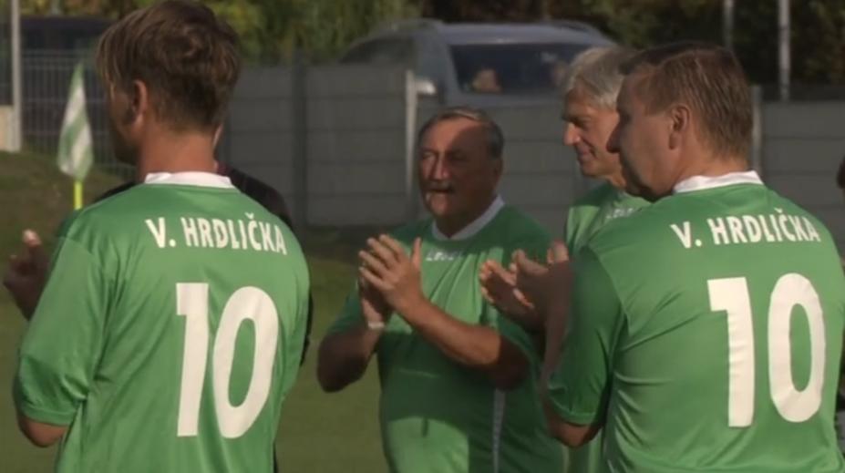 Fotbalisté sehráli benefiční zápas na počest Václava Hrdličky