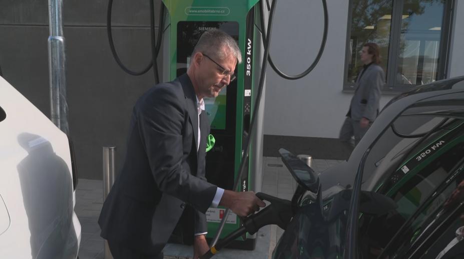 Pracovní i relaxační zóna. Brno představilo dobíjecí areál pro elektromobily