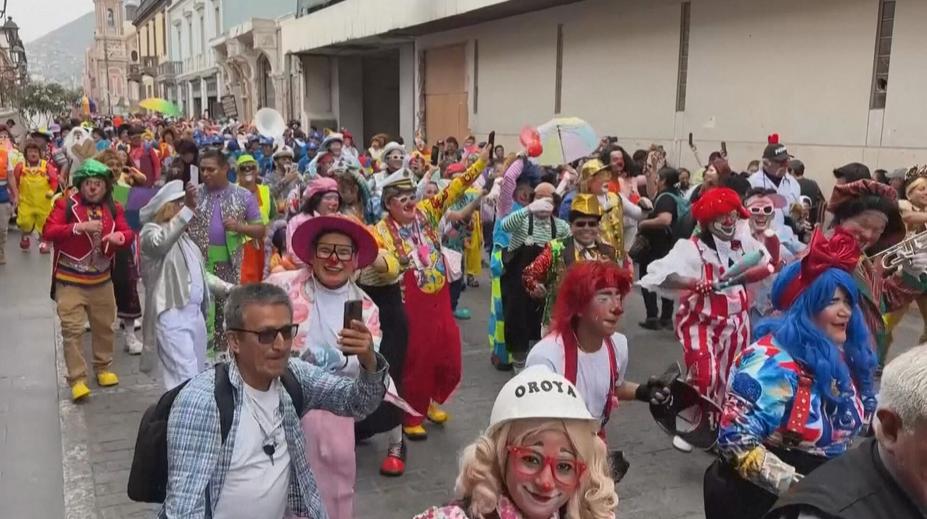 V Peru se koná nevšední průvod. Ulice města Lima zaplnili klauni