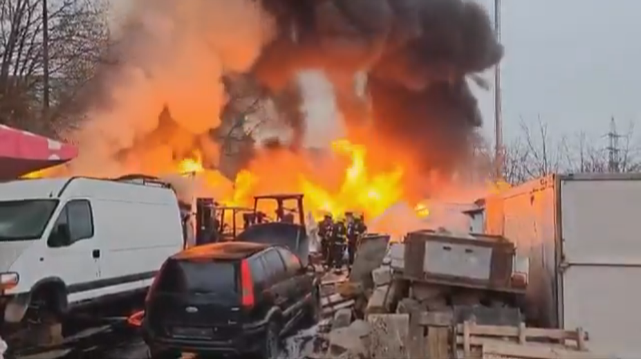 VIDEO: Mobilheim a vraky aut v plamenech. Z pražské Michle se valil černý dým