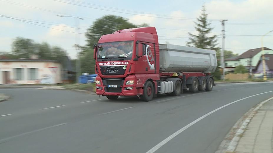 Obyvatelé Paskova si stěžují na nákladní auta. Začali podepisovat petici