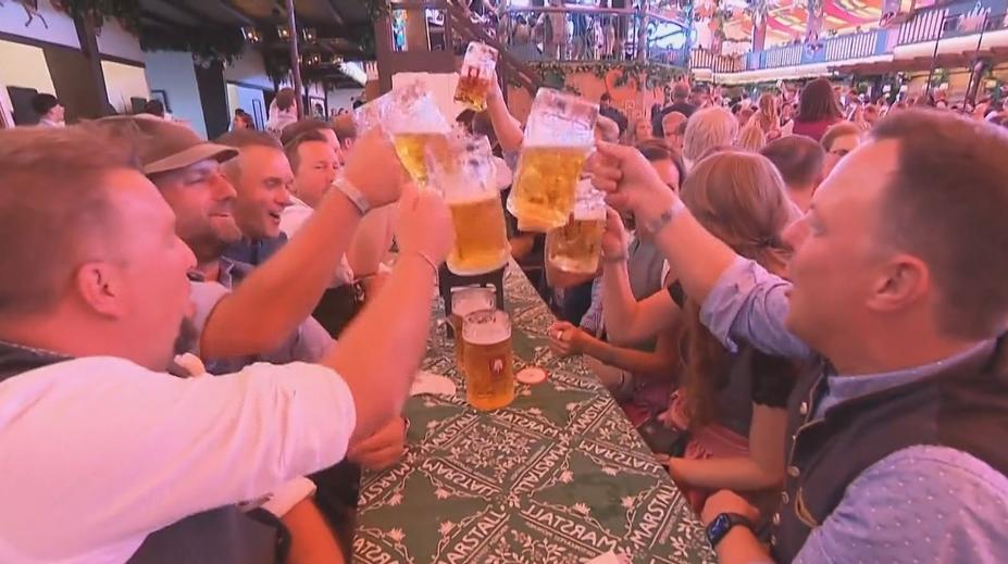 Mnichov hostí slavný Oktoberfest. Návštěvníci si za pivo oproti loňsku připlatí