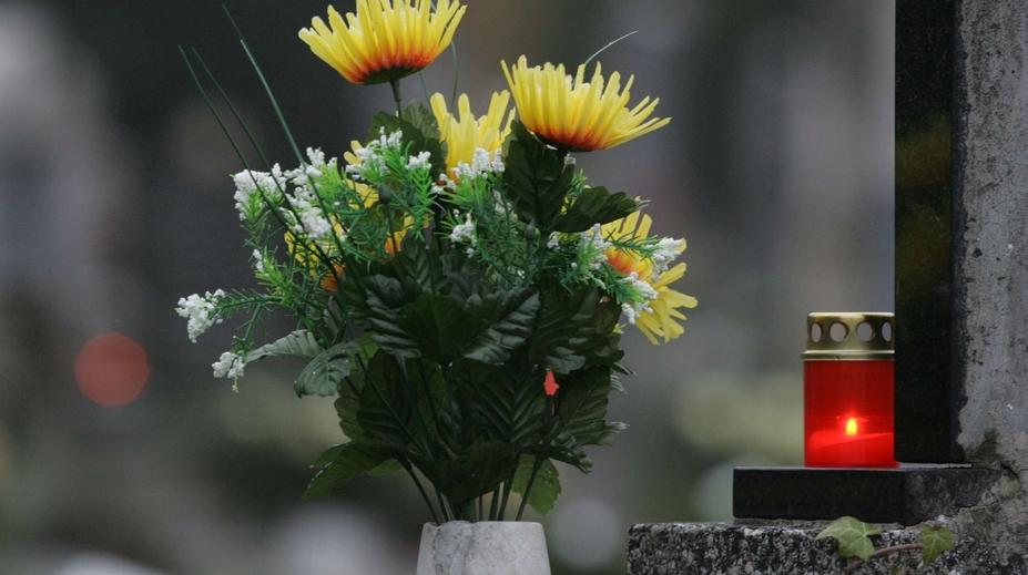 Neznámý vandal poškodil v Olomouci hřbitov. Zničil několik náhrobků a uren