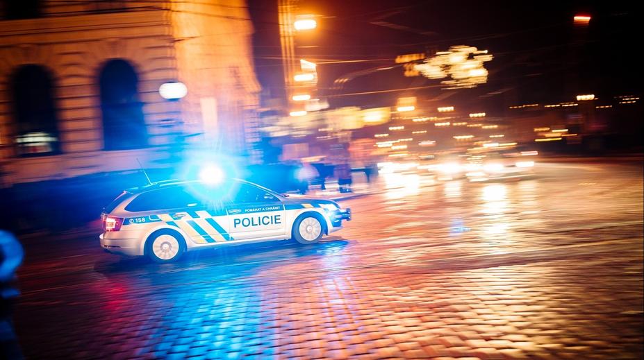 VIDEO: Dramatická honička v Praze. Řidič při ujíždění policii „obětoval“ spolujezdkyni