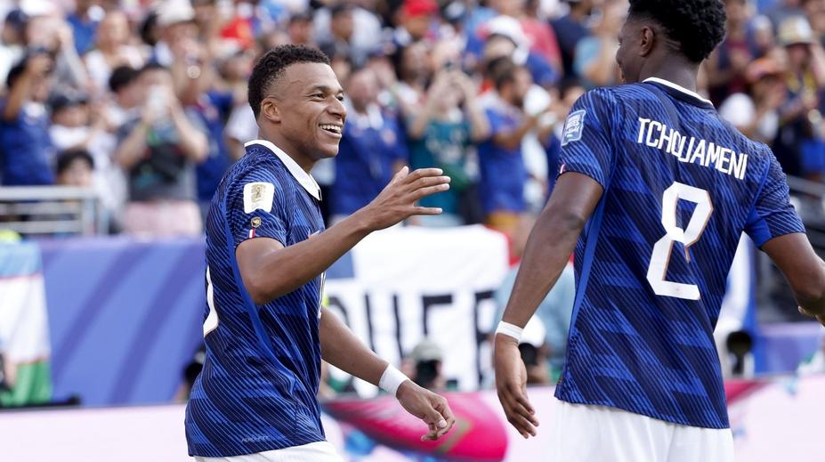 Vysmátý Mbappé pobouřil fanoušky. Záběry z poločasu vyvolaly rozruch