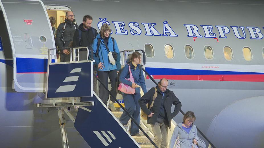 Do Prahy z Blízkého východu přilétají stovky Čechů denně. Další na odlet čekají