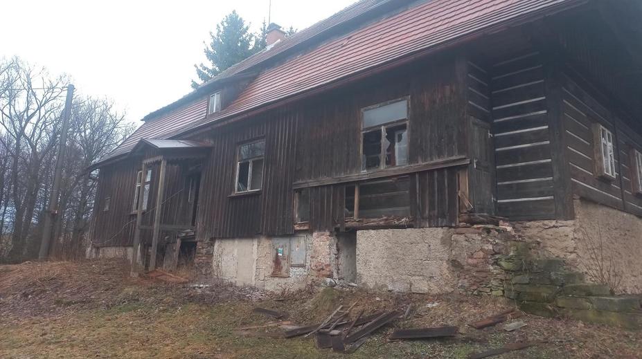 Vandal poničil faru na Rychnovsku. Vybil v ní okna a vystříkal hasičák