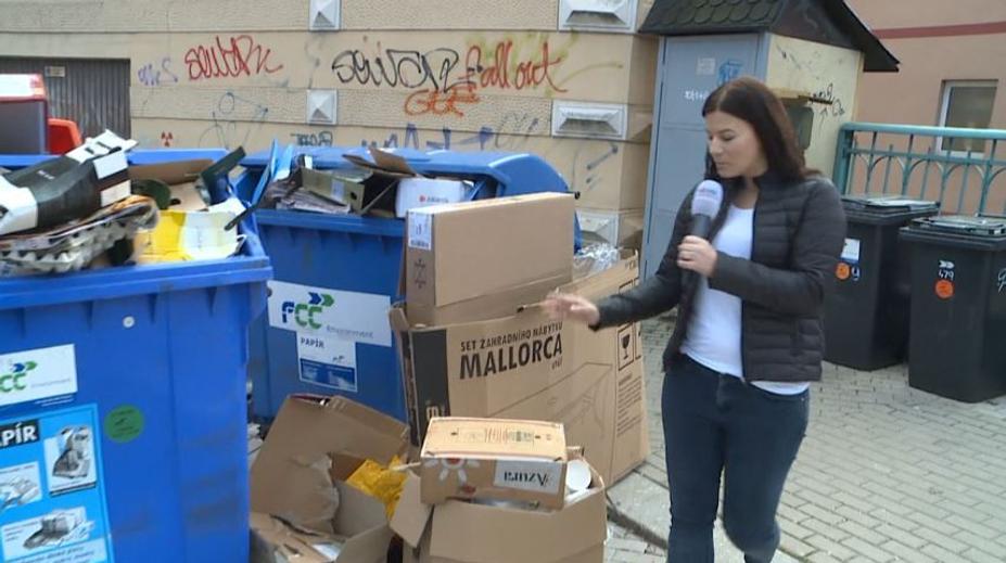 Kontejnery jsou plné kartonů. Popeláři nestíhají vyvážet
