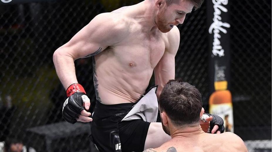 Sandman uspal soupeře naskočeným kolenem. Volkov ukončil Overeema