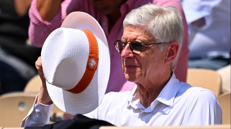 Přistižen při činu. Ikona Arsenalu Wenger si užívá v Řecku s mladou kráskou