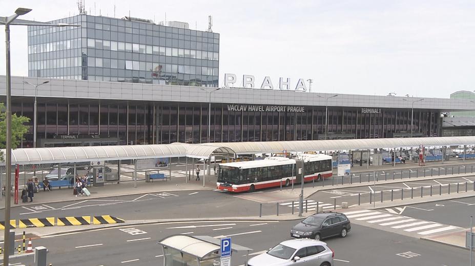 Dopravu u letiště ochromila oprava křižovatky. Sezóna přitom ještě ani nezačala