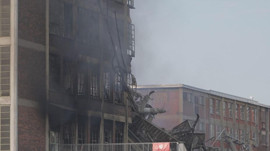 Zničená budova v baťovském areálu měla projít opravou. Riziko dalšího zhroucení trvá