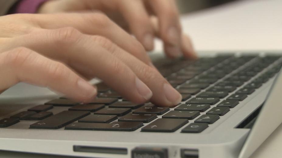Falešný pilot vylákal z ženy peníze. Připravil ji o 200 000