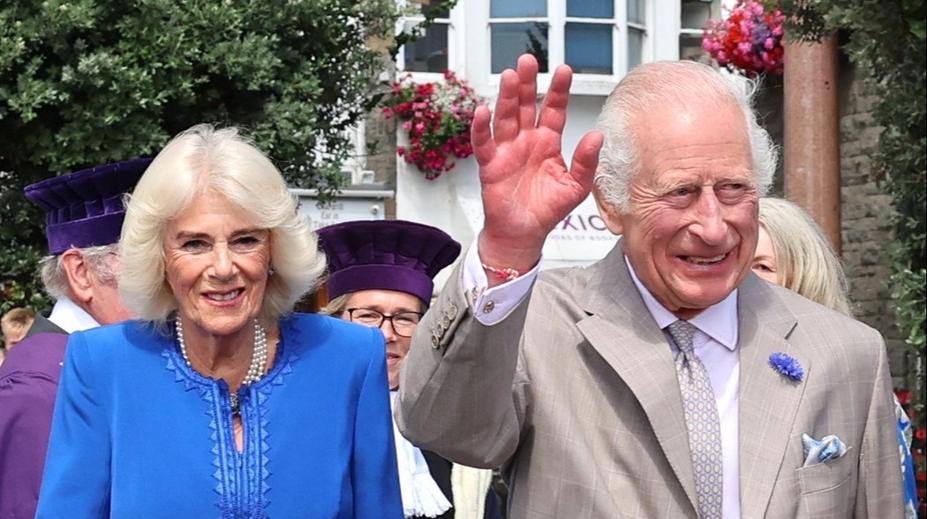 Král Karel má nový roztomilý šperk. Nejspíš ho dostal od princezny Charlotte